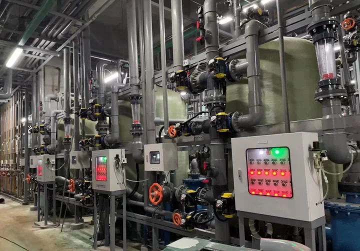 Instalación industrial con tuberías, válvulas y tableros de control